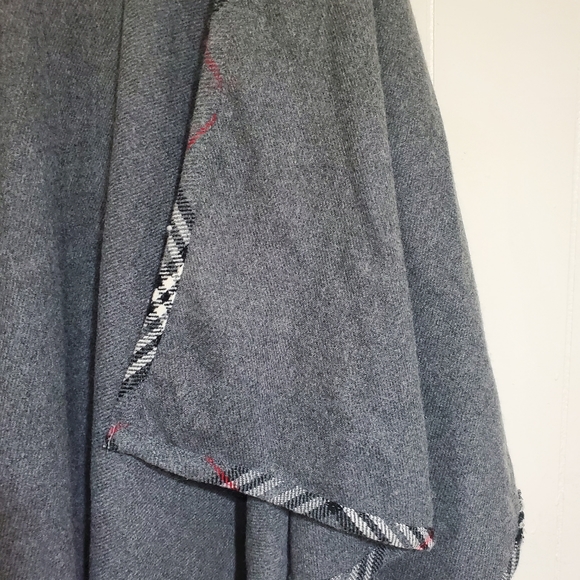 Cape Poncho Shawl Open Front One Size Plaid Trim Gray Women`s elegant style - Picture 6 of 7